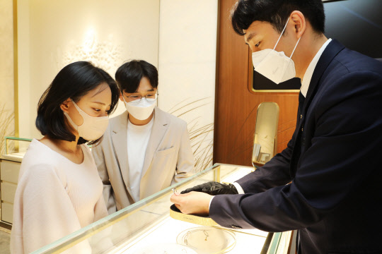 서울 소공동 롯데백화점 본점에 있는 럭셔리 주얼리 브랜드 쇼메에서 예비 신혼부부가 상품을 살펴보고 있다. <롯데백화점 제공>